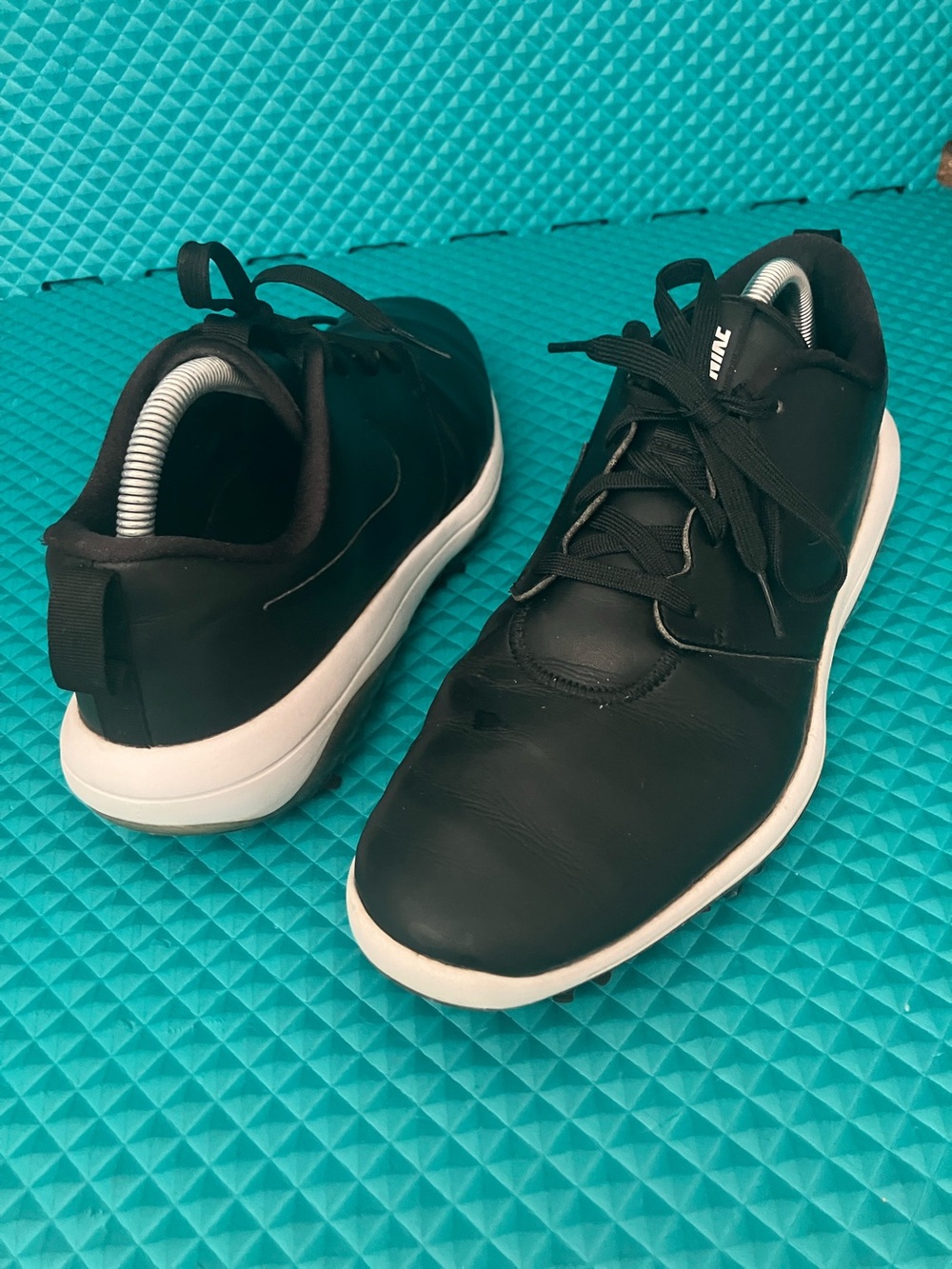 NIKE Mens Roshe G Tour golf shoes in black with a white midsole | 9.5